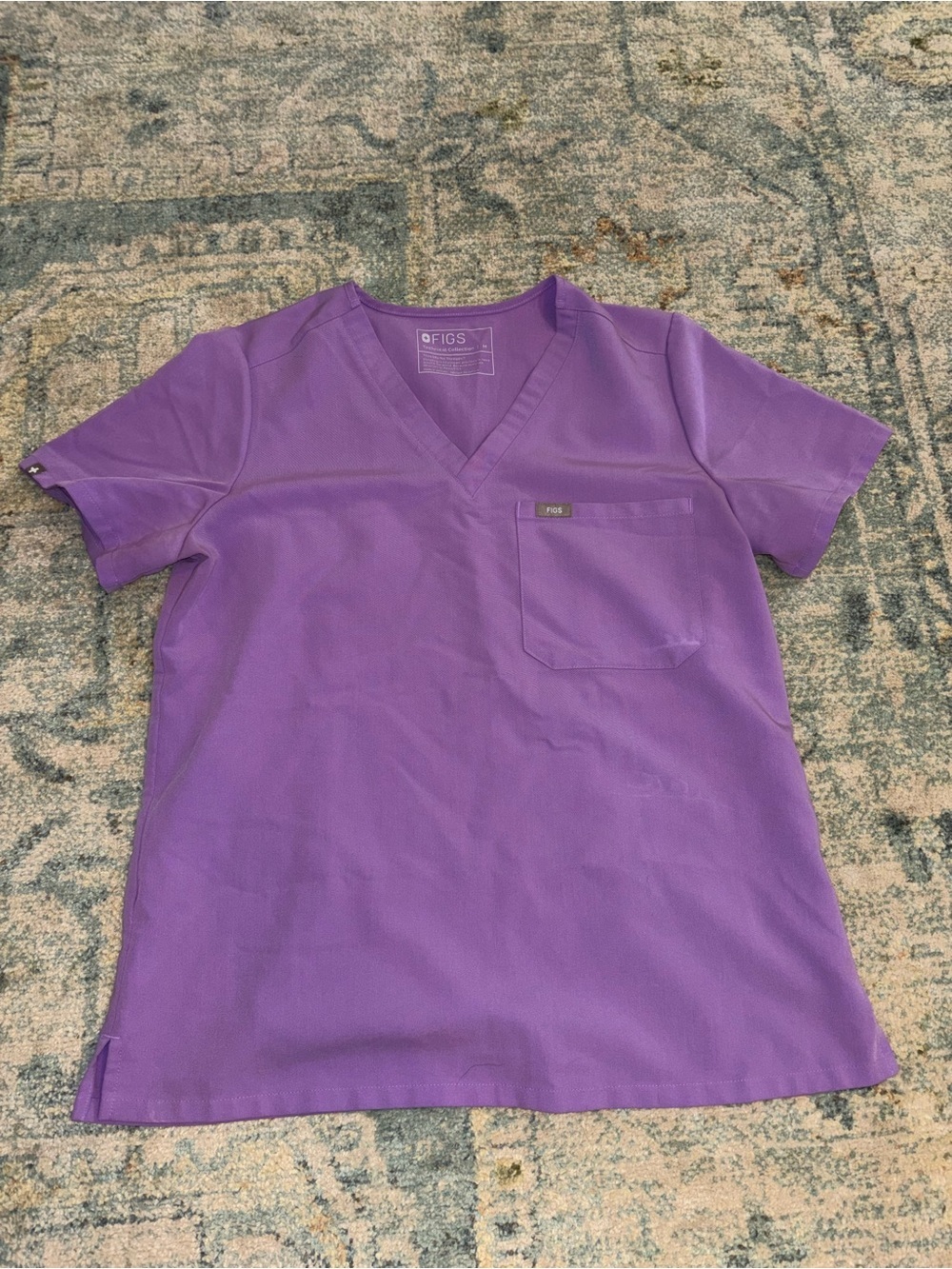 FIGS women’s one pocket scrub top